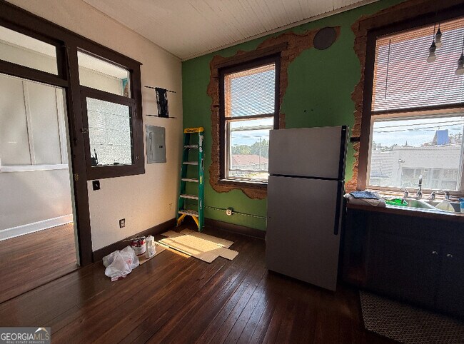 Building Photo - 359 Railroad St