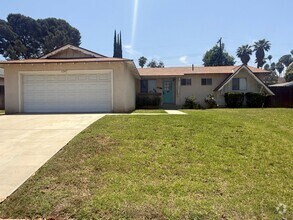 Building Photo - Beautiful 3 bedroom, 2 bathroom home in Re...