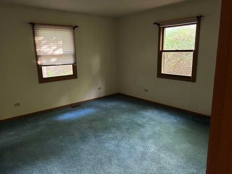 Building Photo - 38910 N Kenmore Rd