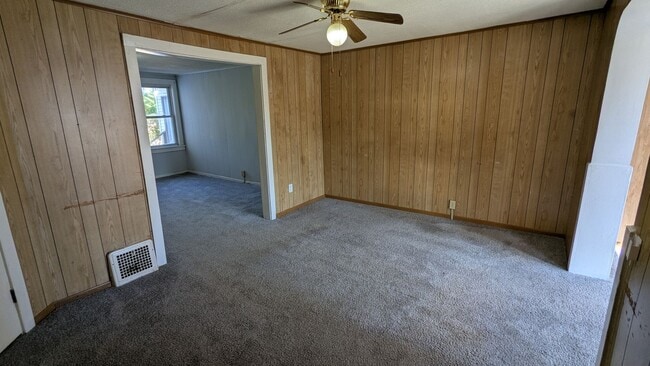 Building Photo - Charming 2-bedroom, 1-bathroom home locate...