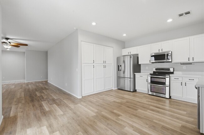Building Photo - 851 S Fern Ct