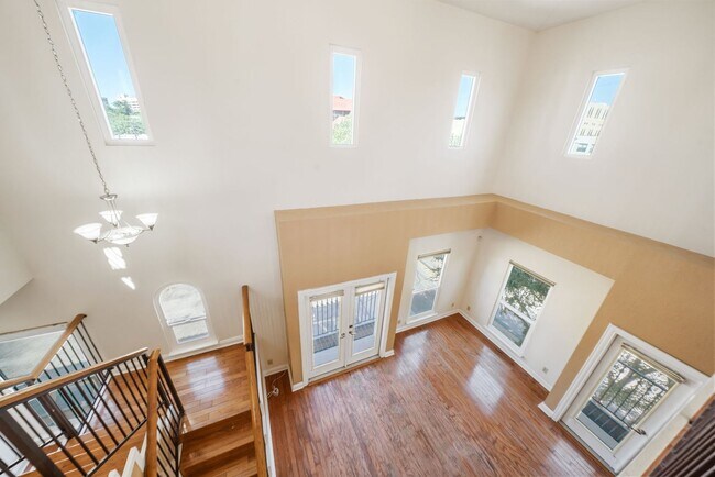 Building Photo - Downtown Luxury Condo with Rooftop Views -...