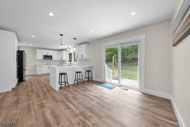 Building Photo - 422 Hollow Rd