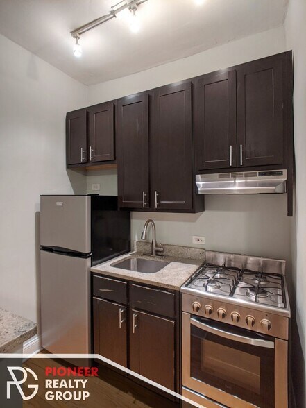 Building Photo - 4616 N Paulina St