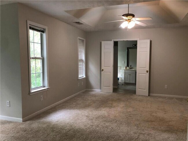 Building Photo - 370 Manor Glen Dr