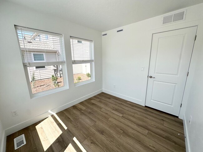 Building Photo - Spacious Luxury Townhome Designed for Modern Living