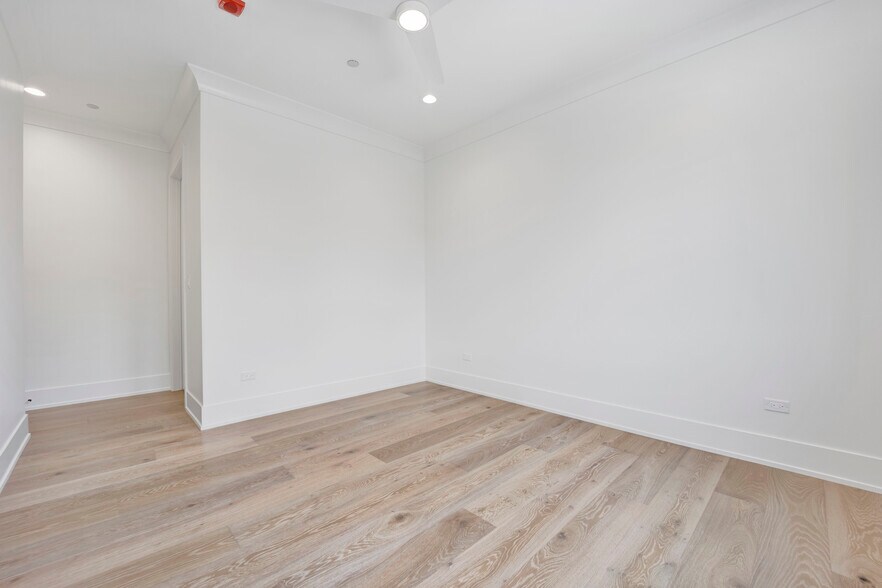 Building Photo - 4918 N Lincoln Ave