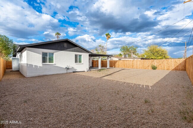 Building Photo - 10947 W Mohave St