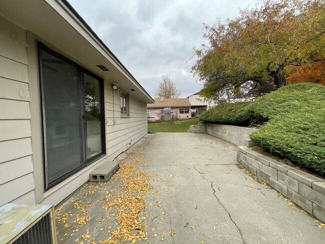Building Photo - Now renting 3 bedroom House
