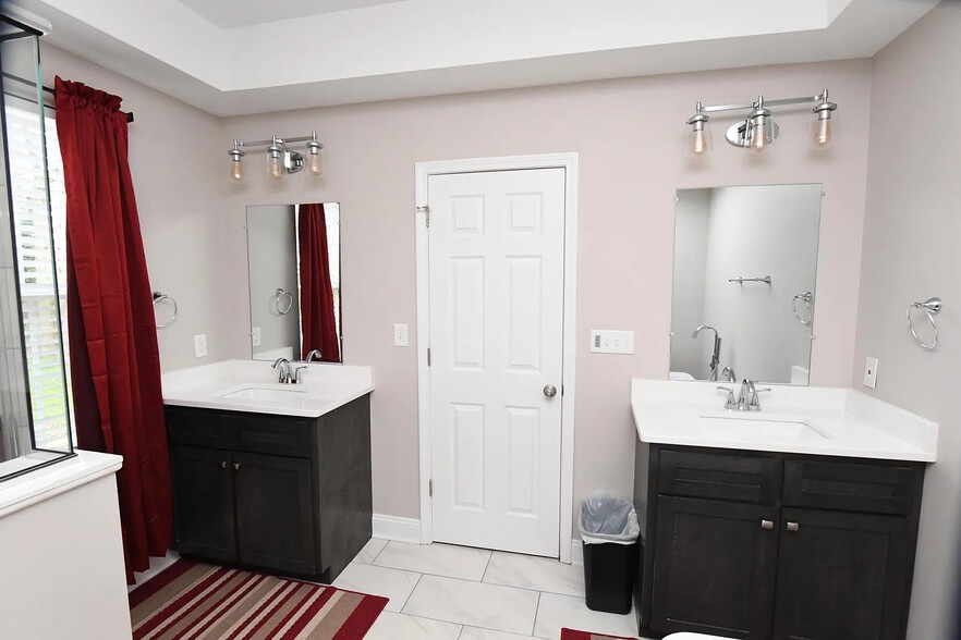 Building Photo - Room in House on S Person St