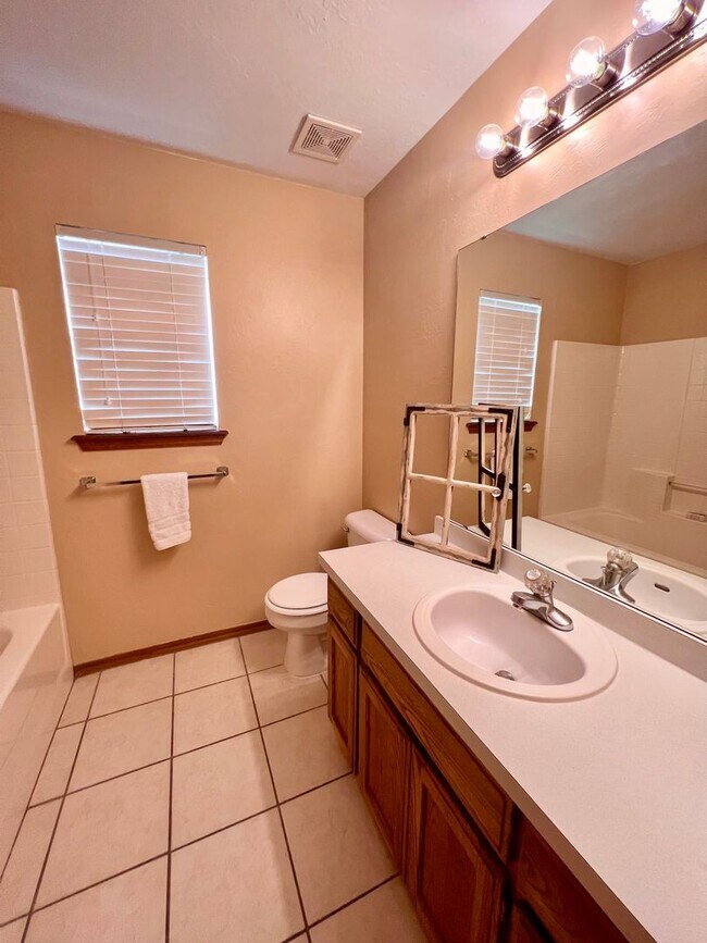 Building Photo - Beautifully Updated 3 Bedroom, 2 Bath Home with two Bonus Spaces!