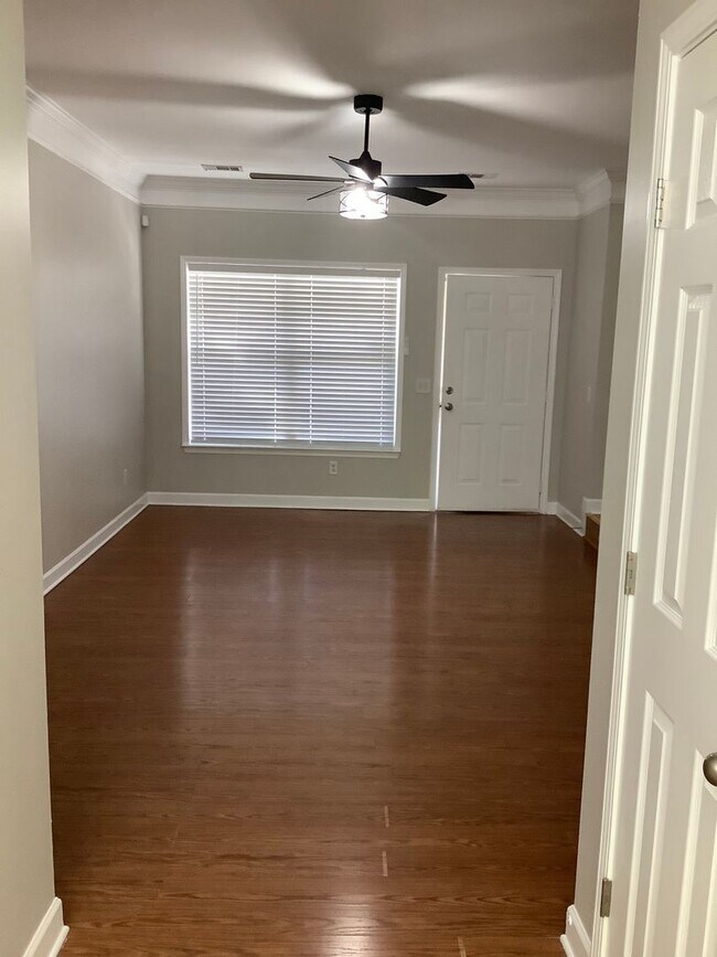 Building Photo - 2 bedrooms - 2 1/2 bath townhome - newly remodeled
