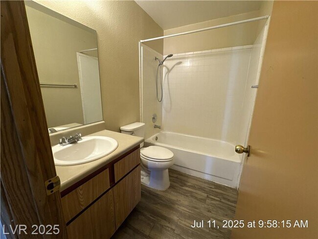 Building Photo - UPSTAIRS 2 BEDROOM UNIT ON THE EASTSIDE!