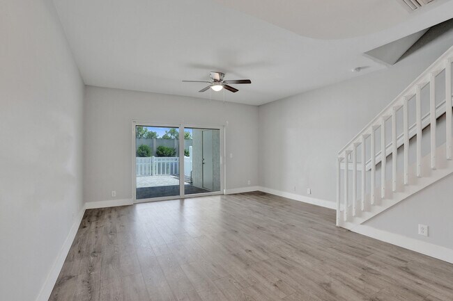 Building Photo - 9913 NW 57th Manor