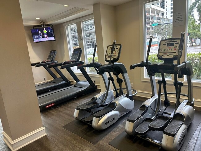 Building Photo - 533 NE 3rd Ave