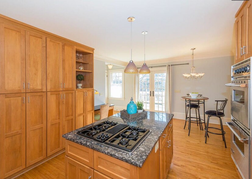Building Photo - 1827 Kenwood Pky