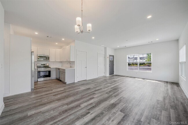 Building Photo - 725 Eastview Dr