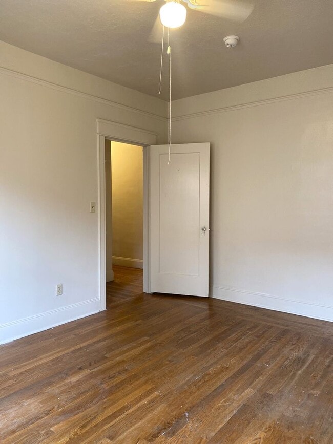 Building Photo - Available Now! Charming 3-bdrm./1.5-bath, ...