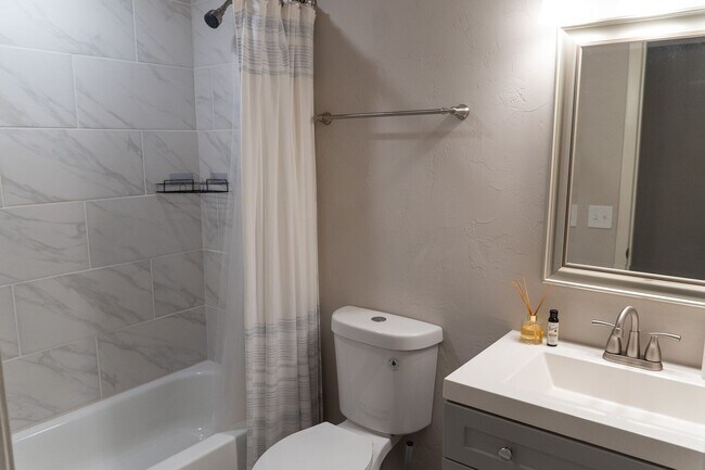 Building Photo - Furnished 3/2 with Garage on Beautiful Lot...