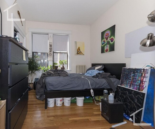 Building Photo - Charming 4 Bedroom