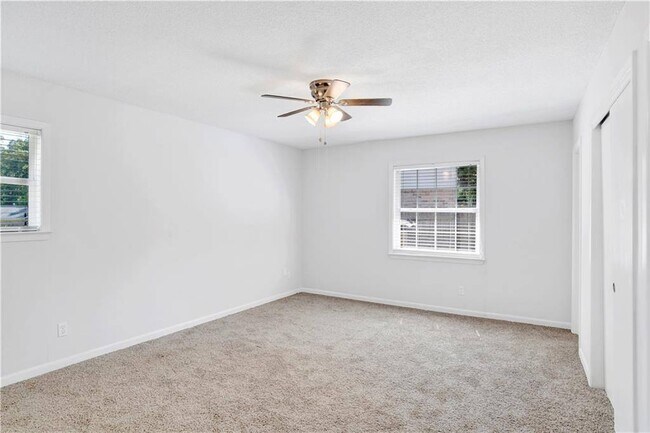 Building Photo - 2704 Woodcliff Dr E