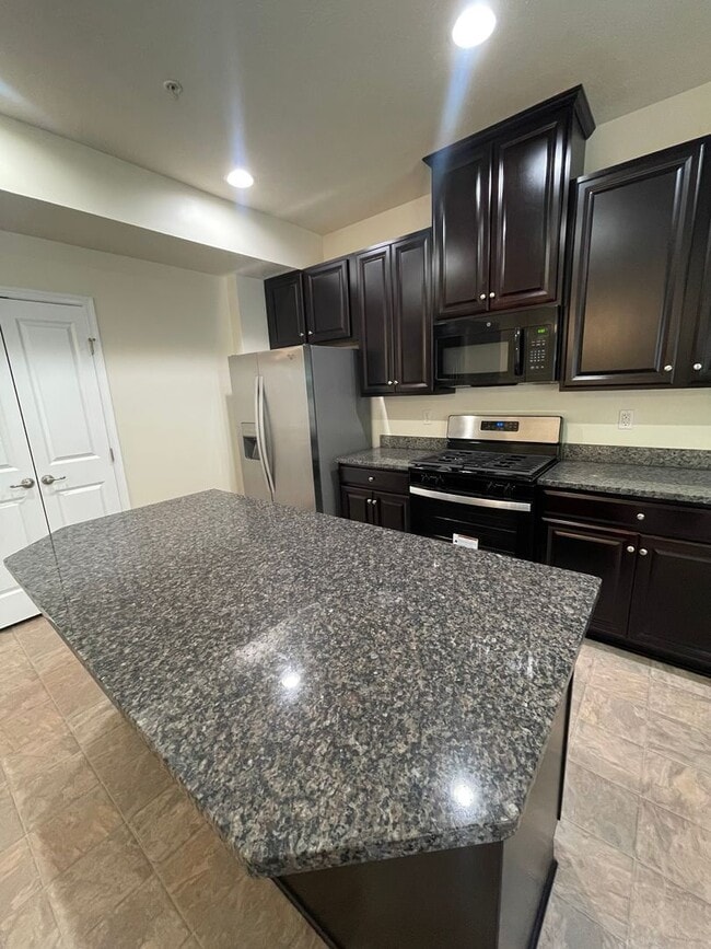 Building Photo - Gorgeous 3 BD/ 2.5 BA Townhouse Available ...