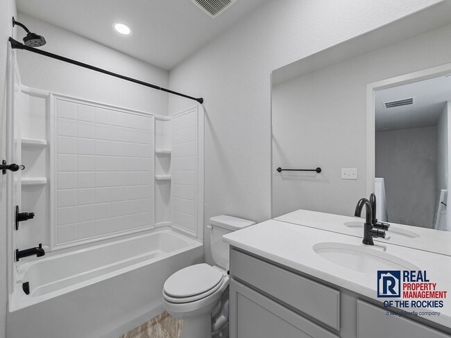 Building Photo - Stunning 3 Bed 2.5 Bath Townhome in Timnath, CO!