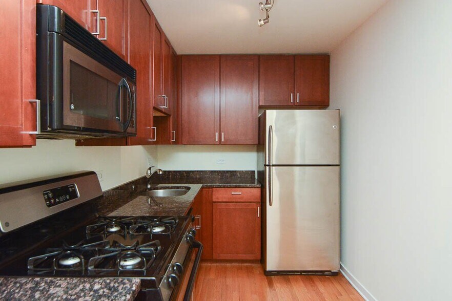 Building Photo - 628 W Wrightwood Ave