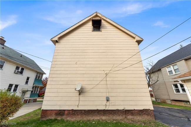 Building Photo - 19792 Pasnow Ave