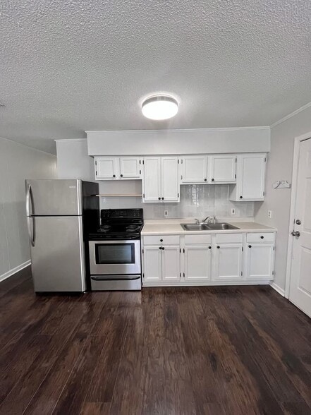 Building Photo - 207 Lake Dr