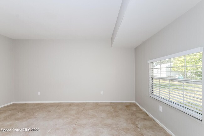 Building Photo - 1376 23rd Pl SW