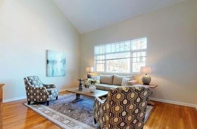 Building Photo - Charming 5 Bedroom