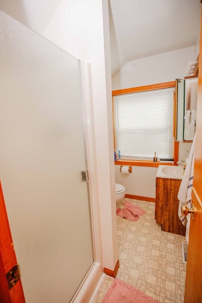 Building Photo - Beautiful four bedroom home avaulable for ...