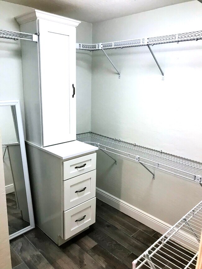 MASTER CLOSET - 3679 Oakhill Dr