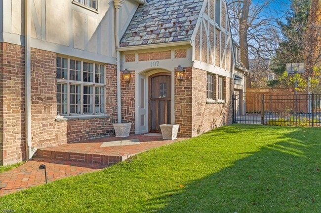 Building Photo - 107 Clinton Ave