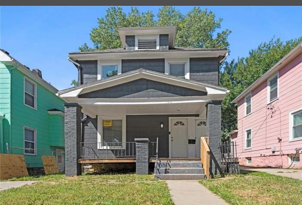 Building Photo - 122 N White Ave