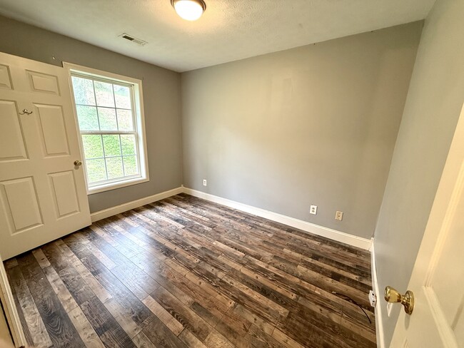 Building Photo - 709 W Columbia St