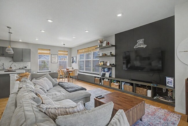 Building Photo - 570 W Amherst Ave