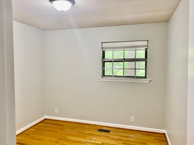 Building Photo - Hixson Townhome: 3 Bed/1.5 Bath; 2 Stories...
