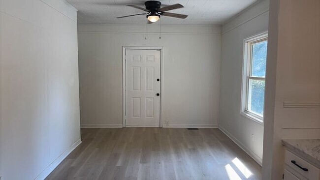 Building Photo - 3 Bedroom 1 Bathroom Renovated House with Fenced Yard