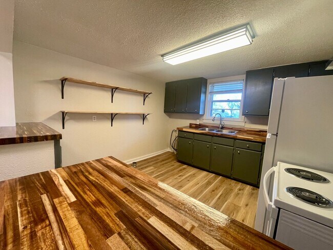 Building Photo - 10th Ave NW Duplex