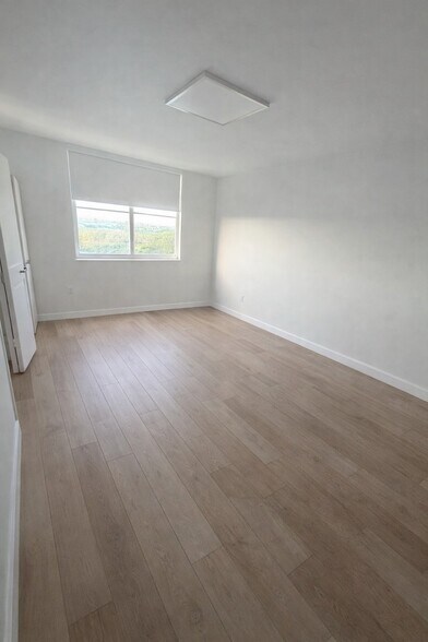 Building Photo - 300 Bayview Dr