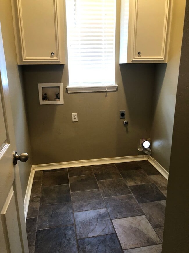 Building Photo - Large Lot Close to to Barksdale Air Force Base w/POOL!!