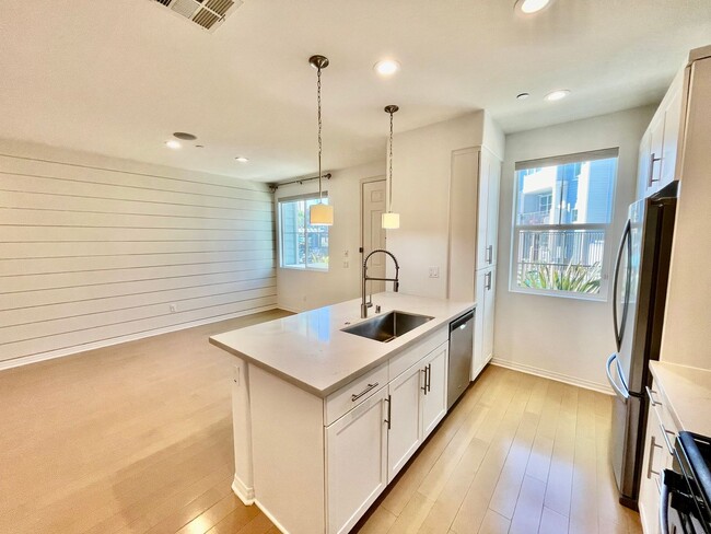 Building Photo - Updated 3BD 2.5BA Townhouse in Imperial Be...