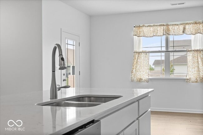 Building Photo - 2285 Pne Vly Dr