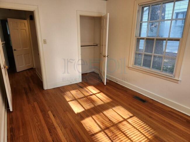 Building Photo - Great 3 Bedroom 1 Bathroom in Forest Heigh...