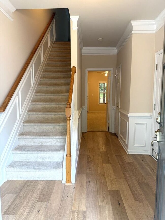 Building Photo - Sandy Springs 3 Bed-3.5 Bath Townhouse in Gated Cambridge, Hardwoods on Main!