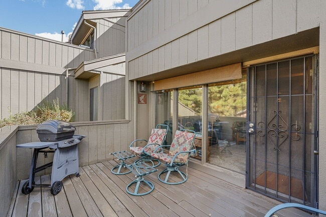 Building Photo - 2650 Valley View Dr