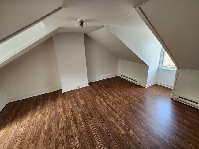 Building Photo - 3 Bedroom Home Available in Harrisburg!