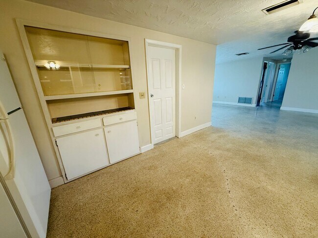 Building Photo - 3 Bed and 1.5 Bath